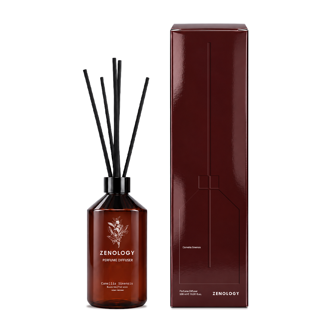 Zenology Camellia Sinensis doftdiffuser 500 ml i brun glasflaska med svarta doftpinnar, bredvid vinröd förpackning