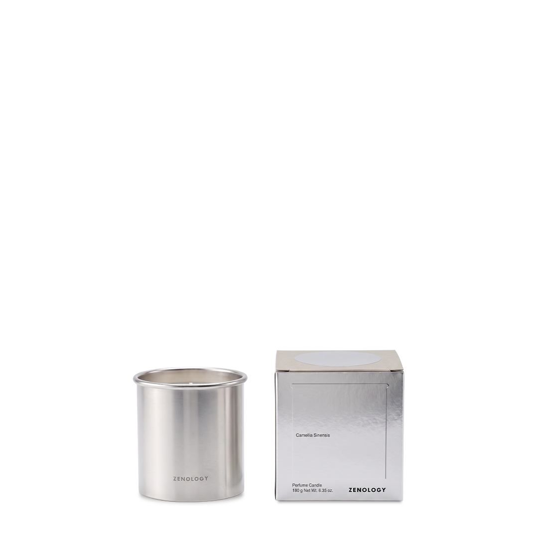 Zenology Camellia Sinensis doftljus 180 g i silverfärgad behållare med matchande förpackning.