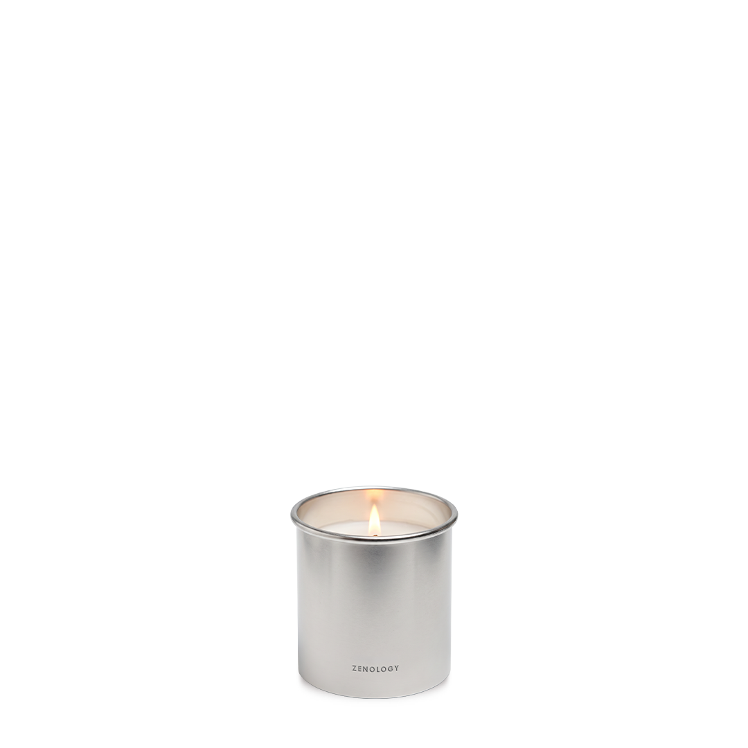 Tänt Zenology Camellia Sinensis doftljus i silverfärgad behållare.