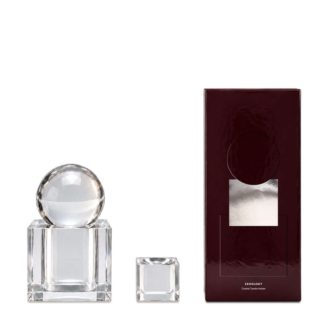 Zenology Crystal Candle Holder med klotformat kristallock, litet kubstöd och vinröd presentförpackning.